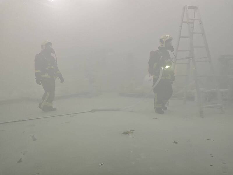 宜蘭縣利澤工業區一間電子零件工廠，今天上午傳出火警，消防人員到場協助排煙。（圖由民眾提供）