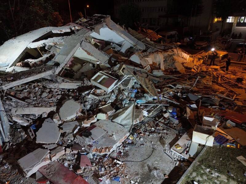 土耳其地震规模达到6.1，造成1死29伤，约有16栋建筑物倒塌。（路透）