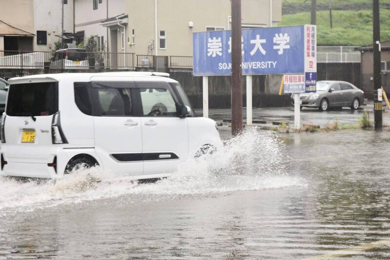 日本九州暴雨导致多线列车受到影响停驶。图为熊本11日淹水情形。（美联社）