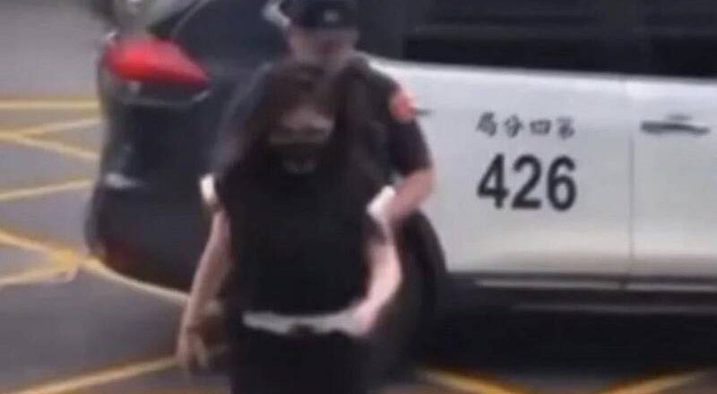 大闹超商女奥客疑中配 「426」警车载回网歪楼：别说是巧合