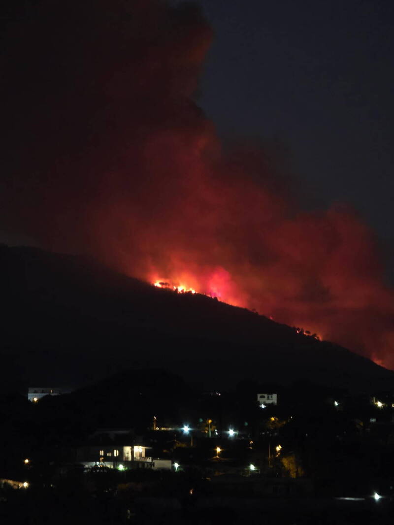 自8日后大火一直在义大利维苏威火山国家公园肆虐。（欧新社）