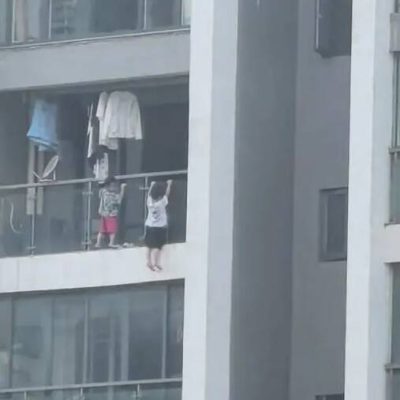 13楼高空玩命！中国2童阳台外玩「引体向上」 邻居吓坏急报警