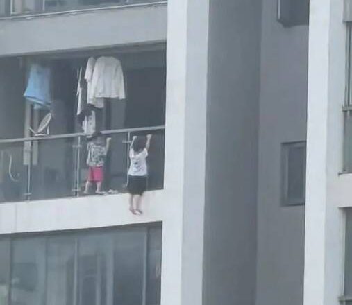 13楼高空玩命！中国2童阳台外玩「引体向上」 邻居吓坏急报警
