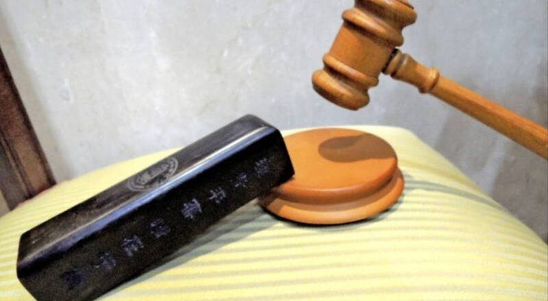 挖出妹妹「偷情笔记本」逼吐钱 男争母逝保险慰问金下场惨了