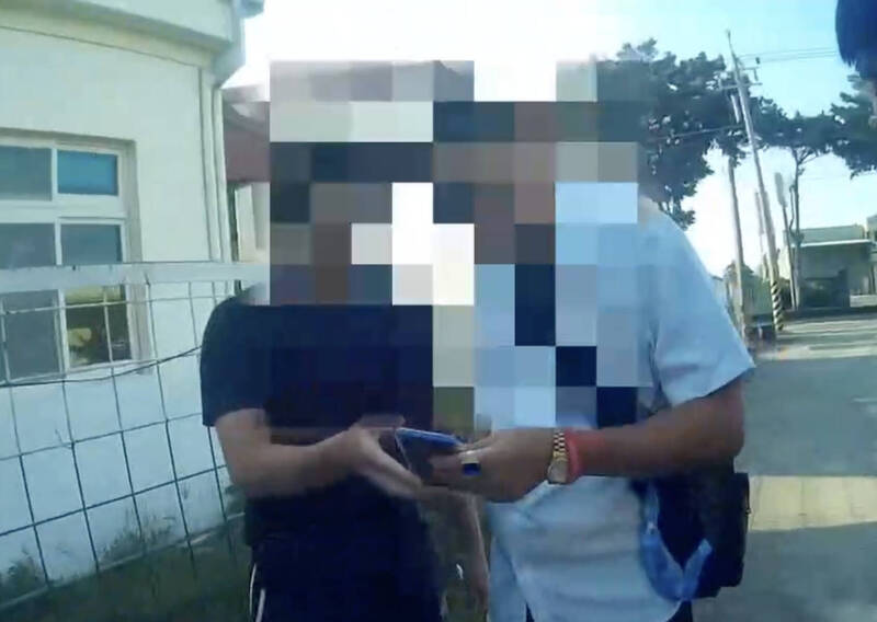 施男（右）被逮捕时，还询问警方，「代收款有罪吗，会很重嘛」？（民众提供）