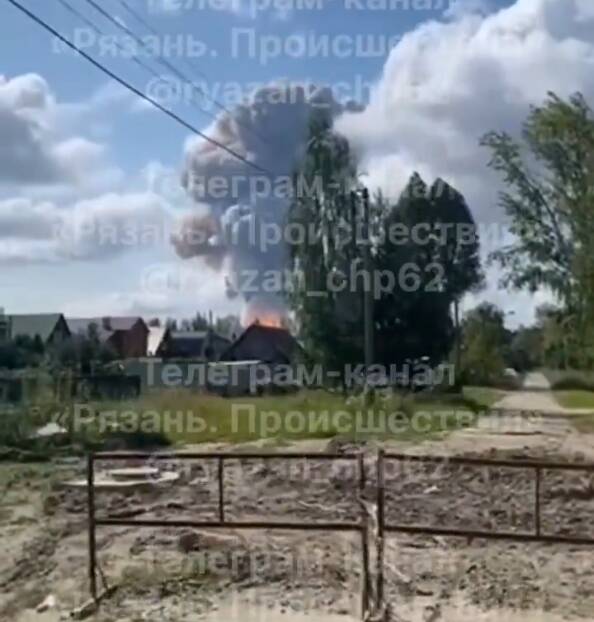 俄国利珊州（Ryazan）工厂大爆炸，浓烟直冲天际。（撷取自X平台）