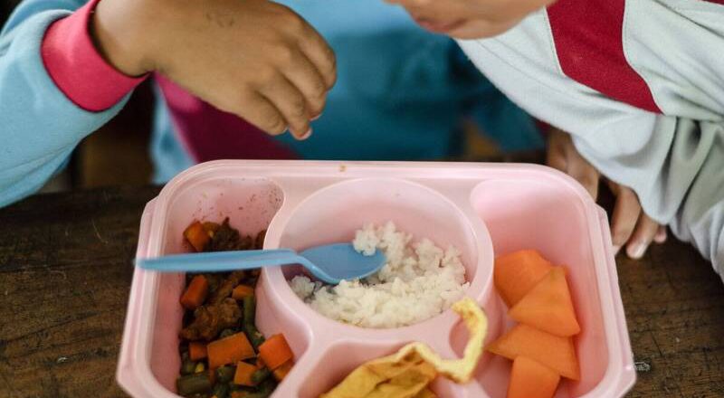 印尼推动学校营养午餐免费 爆365人食物中毒