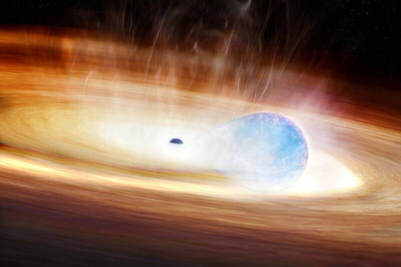 一颗巨大恒星在发生超新星爆炸前，正被旁边的黑洞拉扯。模拟图。（路透）