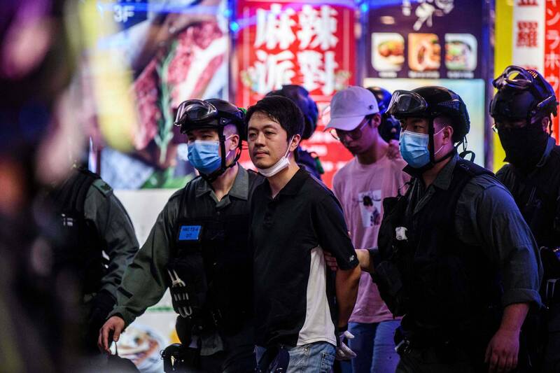遭港警依国安法百万悬赏通缉的前民主派立法会议员许智峰，近日证实已获得澳洲政府的政治庇护。图为许智峰2020年在香港铜锣湾的一场民主集会中，遭警方拘捕的画面。（法新社资料照）