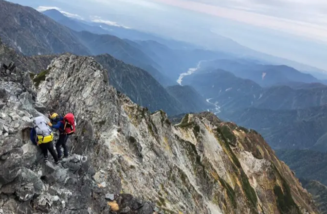 日本飞驒山脉连传山难！2登山客坠落身亡