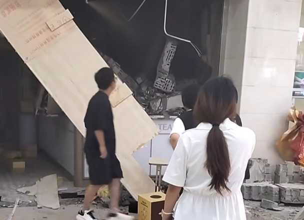 惨！中国上海手摇饮店开业当晚 天花板掉落砸死17岁打工族