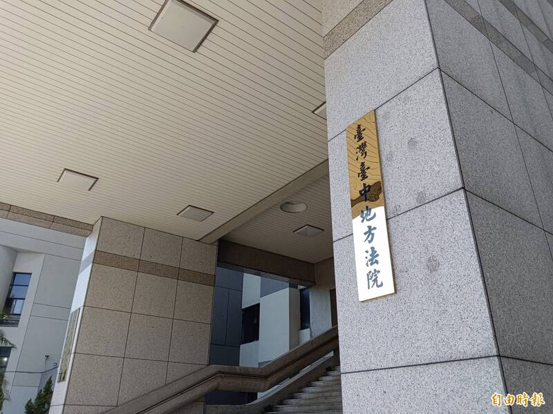 台中南屯区春安里长阎新懃贪污案今天一审宣判，阎女获判缓刑4年，江姓女厂商则判缓刑2年。（记者陈建志摄）