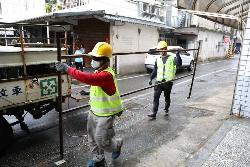 花莲吉安乡福兴一街6户民宅前畸零地遭新地主以铁架挡住，乡公所接获陈情，依法拆除铁架等障碍物，开罚黄姓地主共36万元。（吉安乡公所提供）