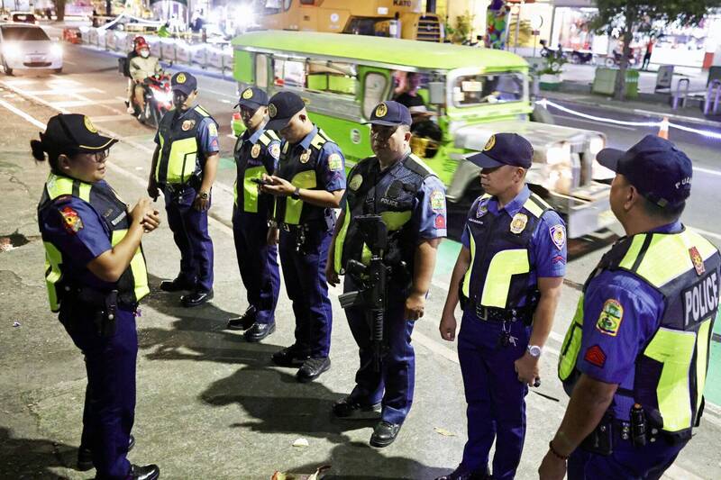 2名日籍男性在菲律宾马尼拉热闹街区刚下计程车，就被歹徒开枪射杀丧命。菲律宾警察示意图。（欧新社）