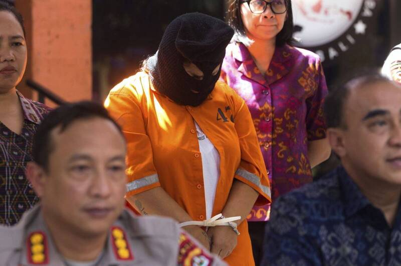 秘鲁籍女子因走私毒品被捕。（美联社）
