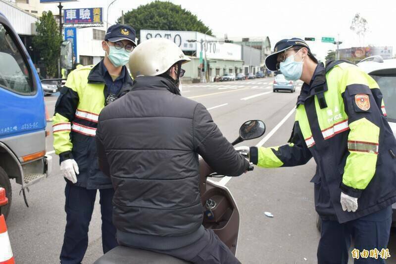 法官认为引擎噪音不小，李男又罹患「感音性听力损失」，确实可能没听到员警呼唤，判决罚单撤销，图为警方扩大临检场景，与本案无关。（资料照，记者张瑞桢摄）