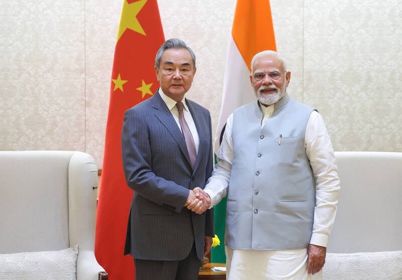 中国外长王毅20日与印度总理莫迪会谈，双方达成10点共识，同意就边界问题设立划界专家小组，也同意恢复直航。（欧新社）