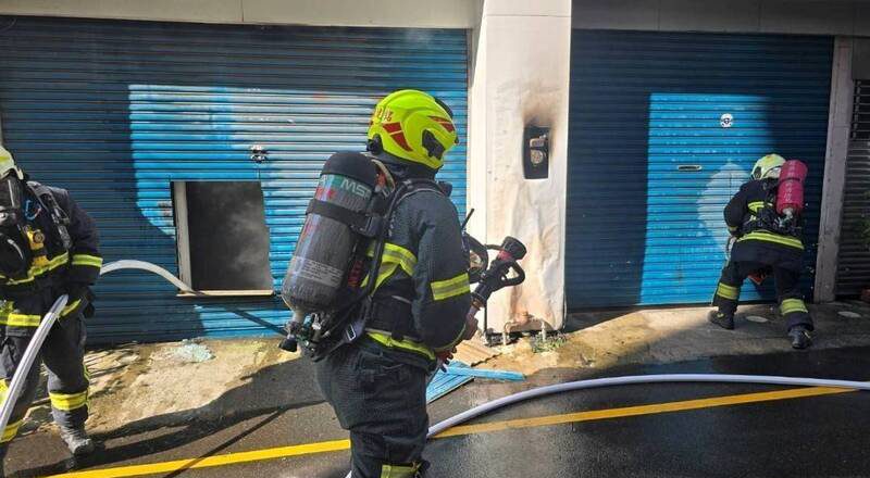 一根烟蒂酿祸！ 苗栗南苗商圈火警烧2店面 男子下场出炉