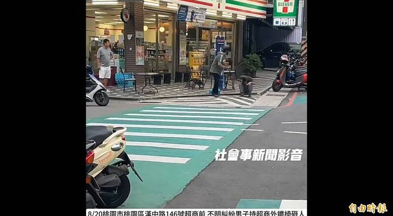 超商门口遇见仇人? 骑士怒搬铁椅狠砸男子