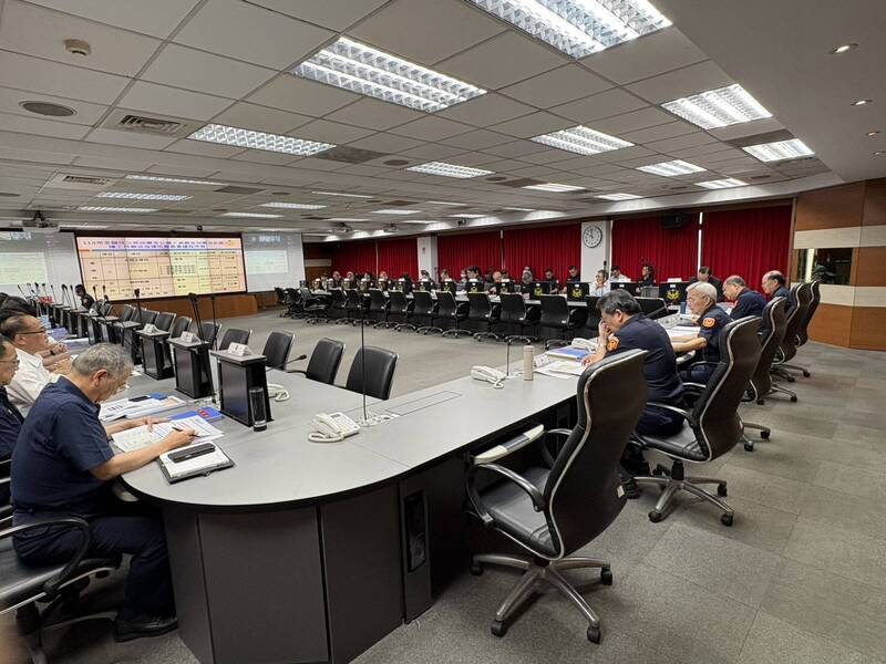 警政署署长张荣兴今日主持8月23日公投罢免投开票前视讯专案会议。（记者邱俊福翻摄）