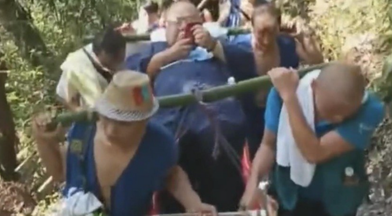 就是狂！中国130公斤男子砸「重金」 包9轿夫抬轿登峨眉山