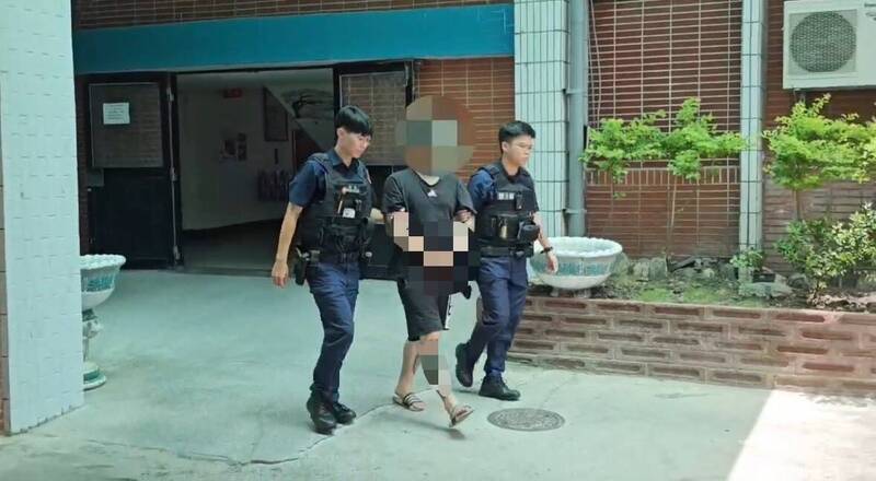 花莲县吉安乡蔡姓男子（中）持刀划伤同居女友手、脚，被警方当场逮捕。（吉安警分局提供）