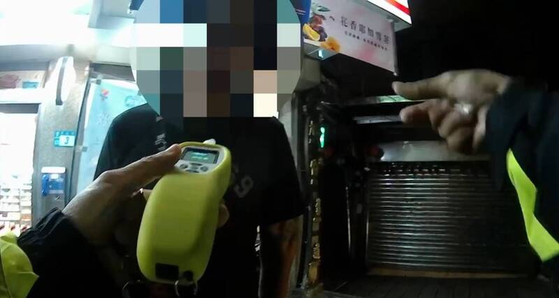 吴男拒绝酒测被警方开罚单后，扣车处分。（记者吴升儒翻摄）