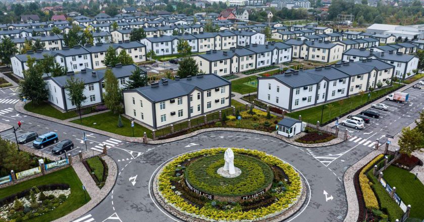 美建商花1.4億在烏克蘭建村 收容戰爭前線難民 有診所和學校