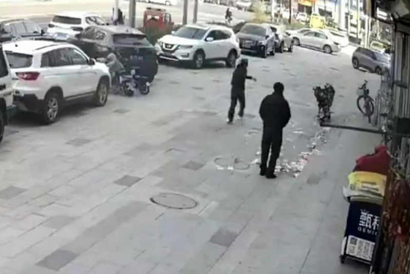 男子从银行出来，5万元现金被风吹飞200米。（视频截屏）