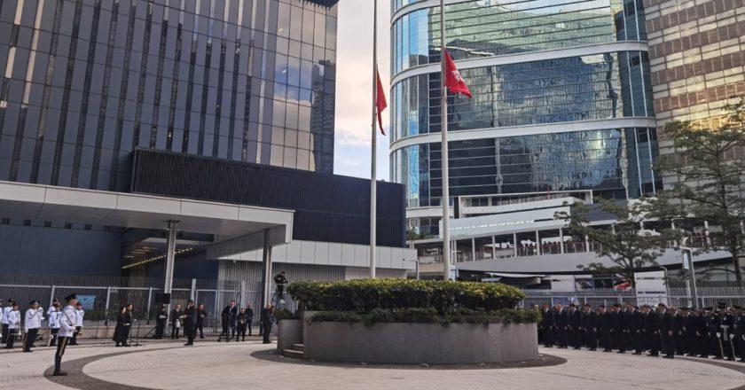 港府降半旗举行默哀仪式 悼念火灾罹难者