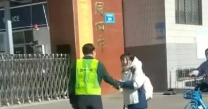 山西大同校园“烤肠风波” 女生哀求副校长还车匙引舆情