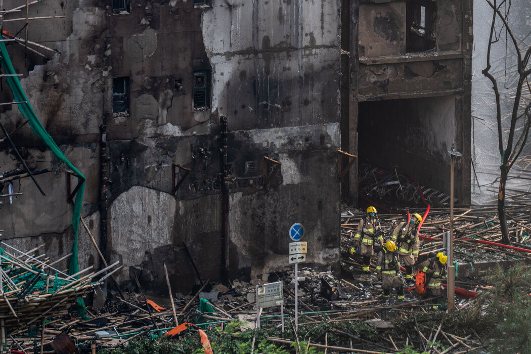 周四,位于大埔火灾现场的消防员。