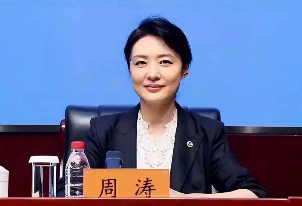 她拋棄前夫嫁富豪,從央視辭職8年,現如今56歲跨行當演員