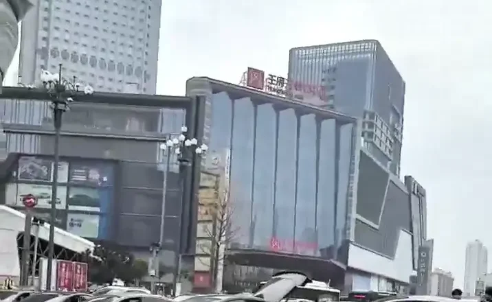 特斯拉撞穿护栏又撞向对面车辆,现场一片狼藉