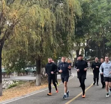 成都人公园晨跑偶遇马克龙:跑第一圈没认出来