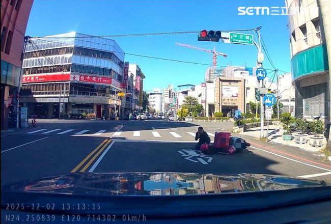 外送女骑士“全身抽搐”倒地 路过暖警即刻救援