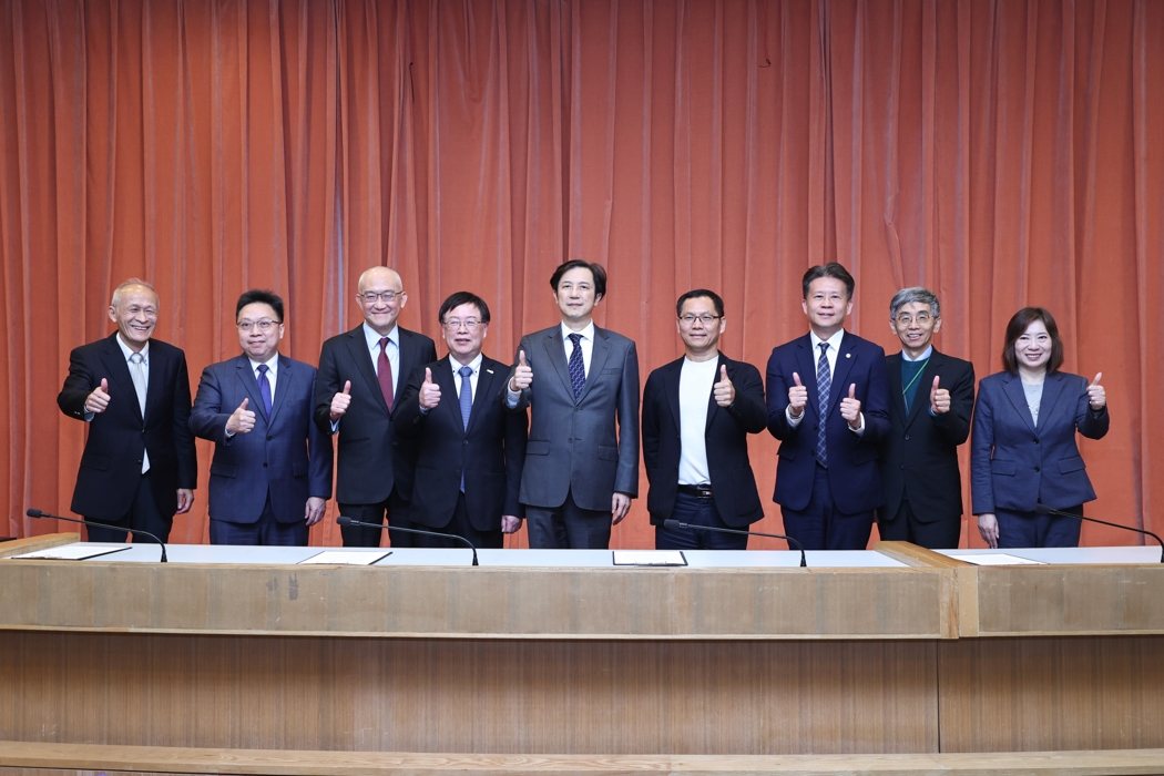 文化大学期货讲座,出席贵宾右起经济日报副社长费家琪、文化大学财务金融学系主任田寒... 文化大学期货讲座,出席贵宾右起经济日报副社长费家琪、文化大学财务金融学系主任田寒...