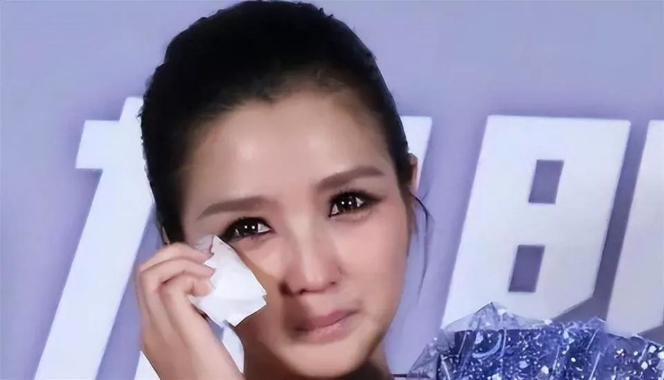 39歲何潔不忍直視，腋下勒出副乳肚子三層肉