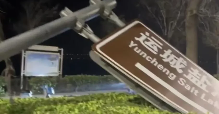 10級大風襲山西運城,數米高景區指示牌被颳倒