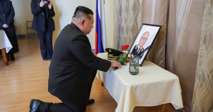 金正恩单膝跪地,向俄罗斯驻朝大使的遗像献花