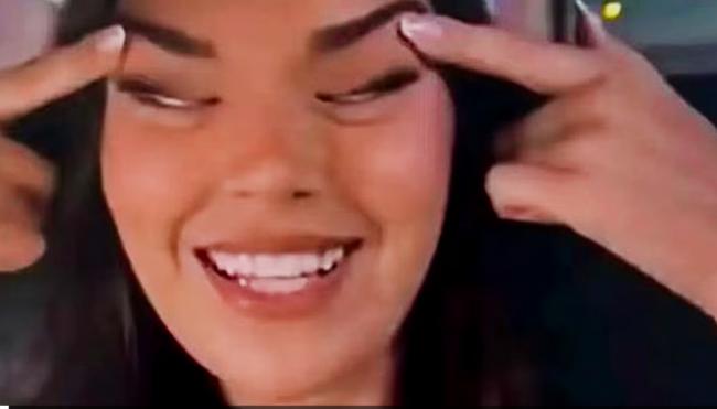 “拉眼角”照片惹争议 选美冠军遭撤冠 “拉眼角”照片惹争议 选美冠军遭撤冠