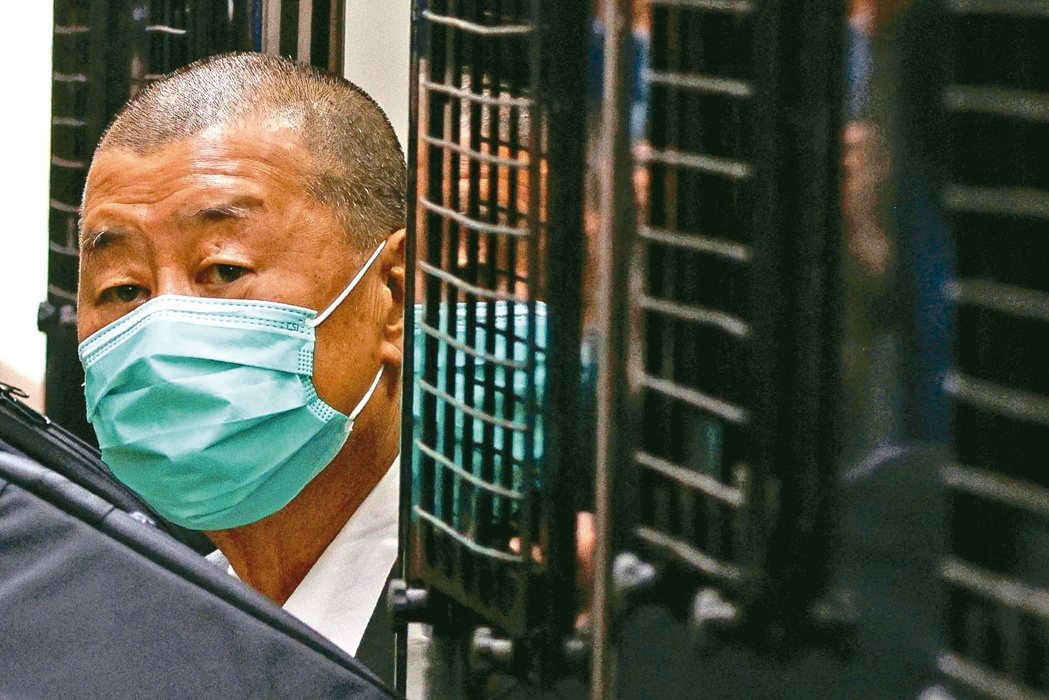 黎智英遭控涉嫌违反香港国安法案,将于15日上午宣判。图为2021年2月9日,黎智... 黎智英遭控涉嫌违反香港国安法案,将于15日上午宣判。图为2021年2月9日,黎智...