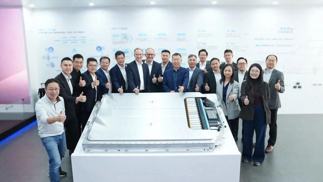 图为卫蓝新能源和巴斯夫主要领导及成员在广州车展与展出的全固态电池包合影。(图/取... 图为卫蓝新能源和巴斯夫主要领导及成员在广州车展与展出的全固态电池包合影。(图/取...