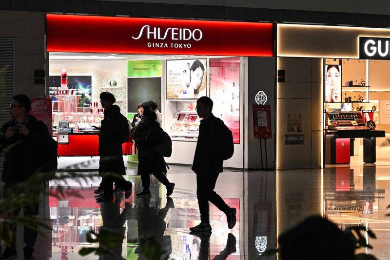 中國是資生堂重要的海外市場，隨著經濟情勢惡化，中國化妝品市場陷入長期低迷。（法新社資料照）