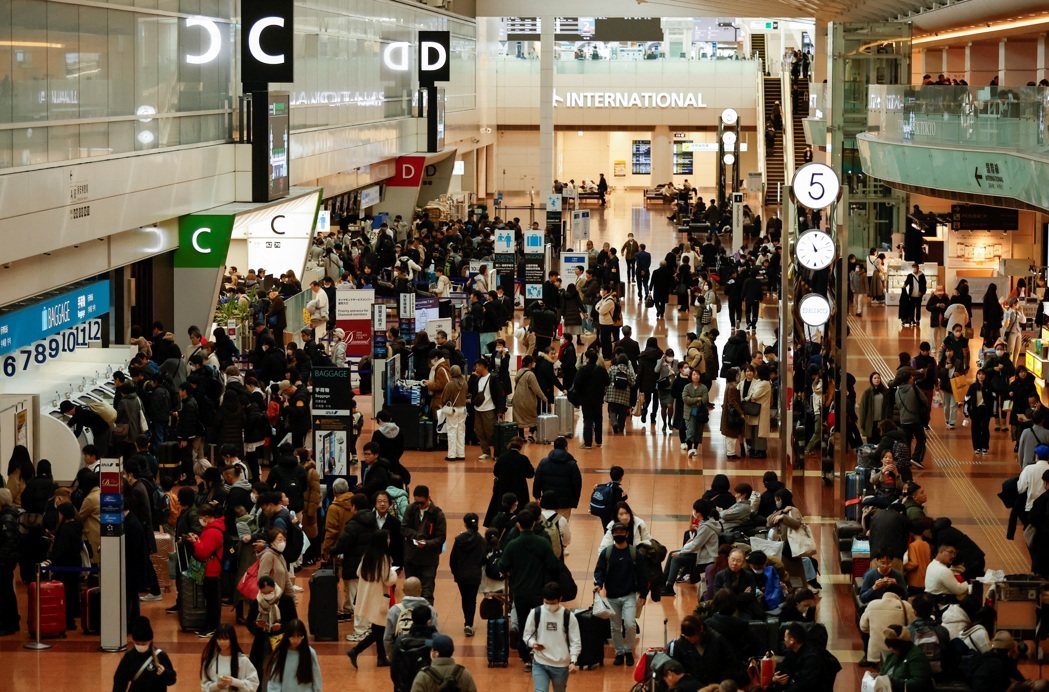 东京羽田机场出境大厅。(路透) 东京羽田机场出境大厅。(路透)
