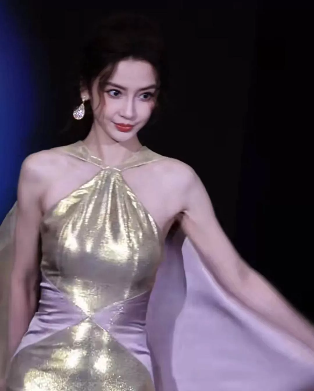 baby越來越像網紅了，時隔兩年穿過季禮服走紅毯