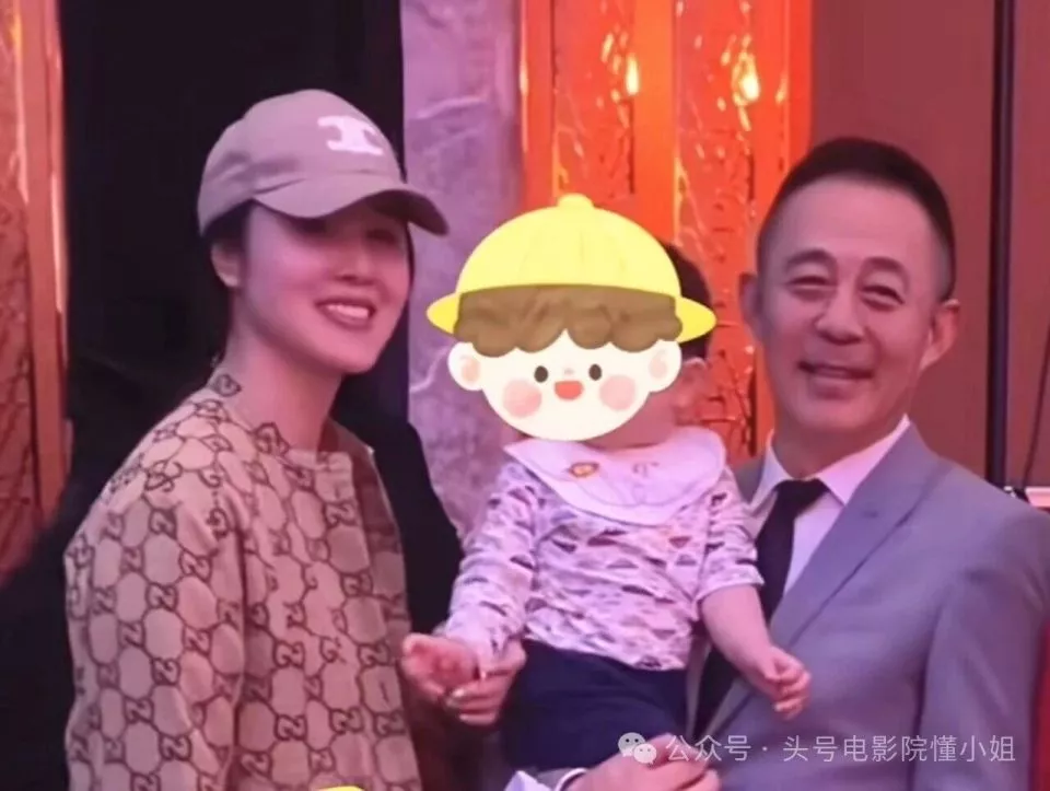 58岁侯勇老来得子！三婚老婆小20多岁，满身名牌