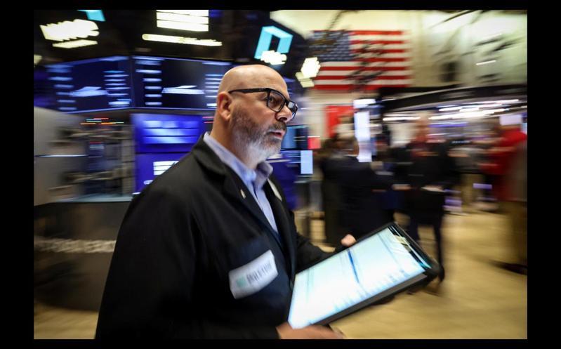 過去18個月，股市時常上演暴跌又快速反彈的戲碼。這趨勢很可能一路延續到2026年。路透