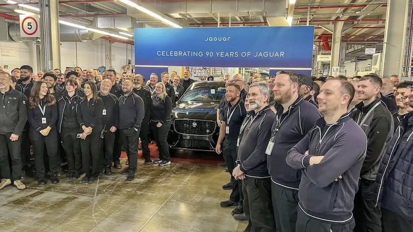 最后一辆 F-Pace 下线，宣告 F-Pace 与内燃机引擎时代的结束。（图片来源：Jaguar Enthusiasts’ Club）