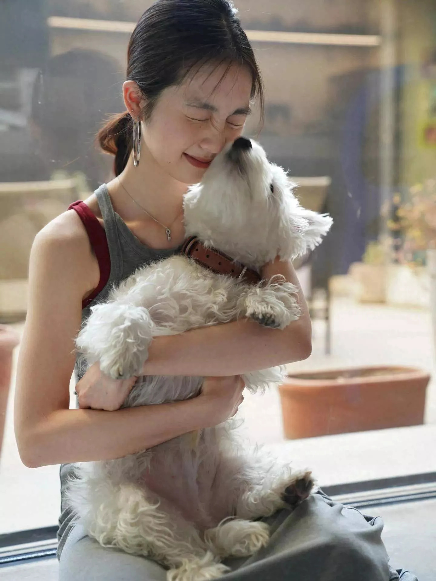 黃磊大女兒黃多多曬近照，抱狗狗出鏡畫面有愛